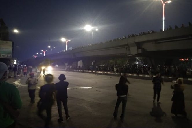 					Sampai Malam Ini Massa “Siluman” Vs Polisi Pecah di Fly Over