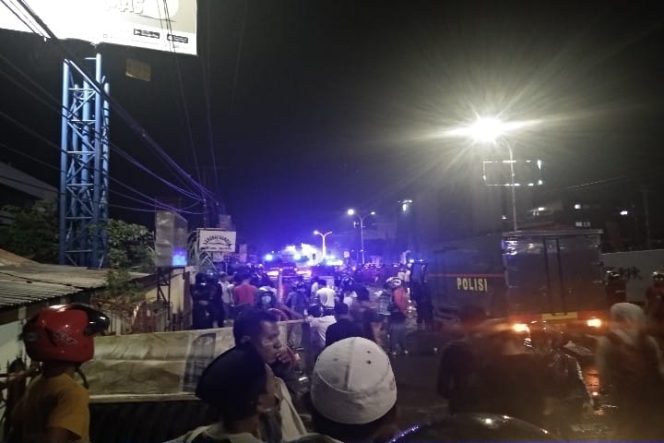 					Polisi Vs Massa Bentrok: Hujan Gas Air Mata di Urip Sumoharjo Makassar