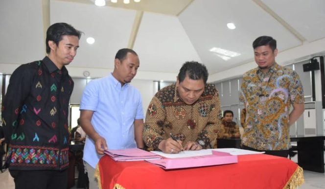 					Penandatanganan Naskah Perjanjian Hibah Daerah (NPHD) Pemkab Gowa dengan Bawaslu dan KPU Kabupaten Gowa di Baruga Tinggi Mae, Rumah Jabatan Bupati Gowa. (BERITA.NEWS/ACP). 