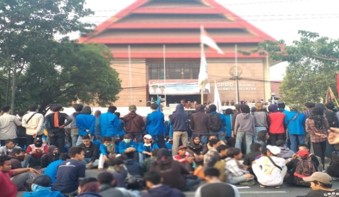 					Demonstrasi Depan Kantor DPRD Sulsel. (BERITA.NEWS/Andi Khaerul). 