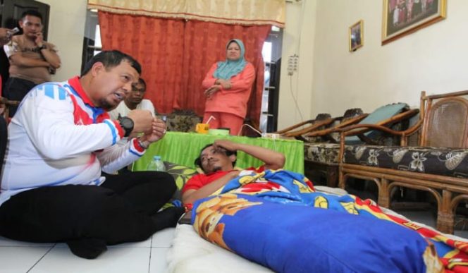 					Pj Wali Kota Makassar Iqbal Suhaeb saat mengunjungi kediaman Irvan korban tabrak aksi unras, Minggu (29/9/2019).