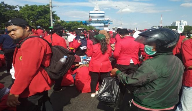 					Efendi penjual masker di kerumunan demonstrasi mahasiswa Makassar. (BERITA.NEWS/Andi Khaerul). 