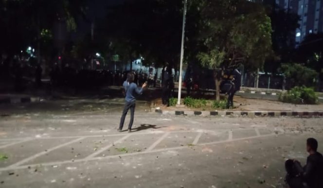 					Massa Aksi di DPR Masih Bertahan dan Saling Lempar dengan Polisi