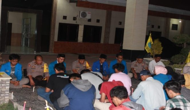 					Kapolres Bulukumba Bersama Puluhan Mahasiswa PMII Cabang Bulukumba Gelar Doa Bersama Di Halaman Polres. (BERITA.NEWS/IL).  
