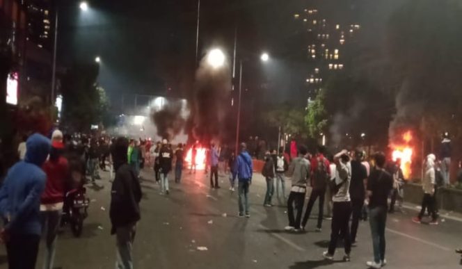 					Makin Memanas, Tengah Malam Massa Blokir Jalan KH Mansyur Jakarta