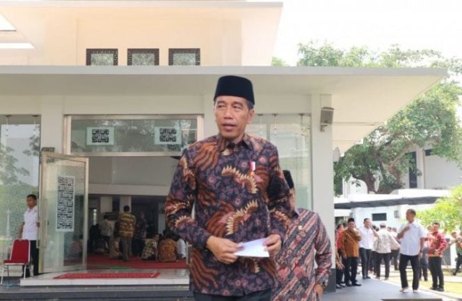 					Presiden Joko Widodo menyampaikan pernyataan di depan Masjid Baiturrahman Istana Kepresidenan Jakarta, Jumat (27/9/2019). (Desca Lidya Natalia)