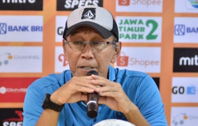 					Pelatih PSIS Semarang, Bambang Nurdiansyah. 
