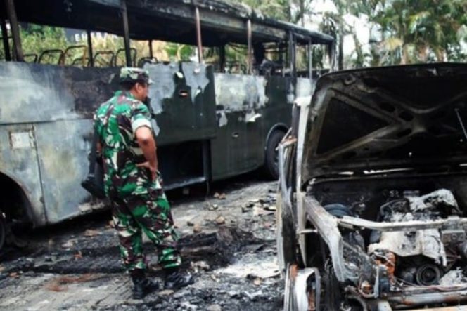 					Gas Air Mata Masih Terasa, Bus TNI Sisa Kerangka