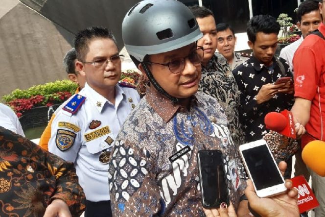 					Tembus ke Gedung DPR, Anies Naik Sepeda
