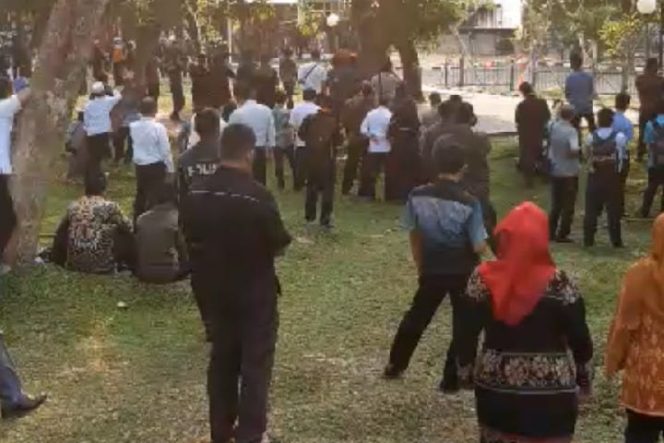 					Mau Pulang Kantor, Staf Ahli DPR RI Tertahan Akibat Massa Putih Abu-abu