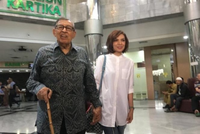 					Mantan Menteri Agama pada Kabinet Pembangunan VII, Muhammad Quraish Shihab dan putrinya, Najwa Shihab usai menjenguk BJ Habibie di Paviliun Kartika, Rumah Sakit Pusat Angkatan Darat Gatot Soebroto (RSPAD), Jalan Abdul Rachman Saleh, Senen, Jakarta Pusat pada Rabu (11/9). (Republika)