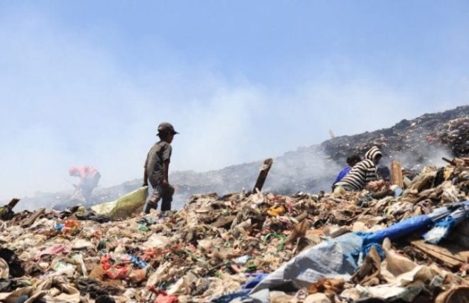 					Kondisi kebakaran TPA Tamangapa di Kelurahan Antang Kecamatan Manggala Kota Makassar yang telah berlangsung selama 15 jam dipastikan berbahaya bagi kesehatan. (Ant/HO-Humas ACT)