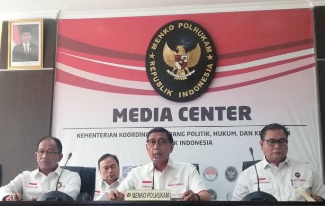					Menko Polhukam Wiranto menyampaikan pernyataan saat konferensi pers di Kantor Kemenko Polhukam, Jakarta, Senin (30/9/2019). (ANTARA/Zuhdiar Laeis)