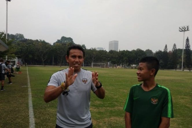 					Pelatih Timnas U-16 Bima Sakti dengan Ruy Arianto seusai latihan di Lapangan A Senayan Jakarta, Kamis (19/9/2019). (ANTARA/Asep Firmansyah)