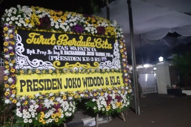					Karangan bunga duka cita dari Presiden Joko Widodo di rumah almarhum Presiden Republik Indonesia ketiga Bacharuddin Jusuf Habibie di Patra Kuningan, Jakarta, Kamis (12/9/2019). (ANTARA/Michael Siahaan)