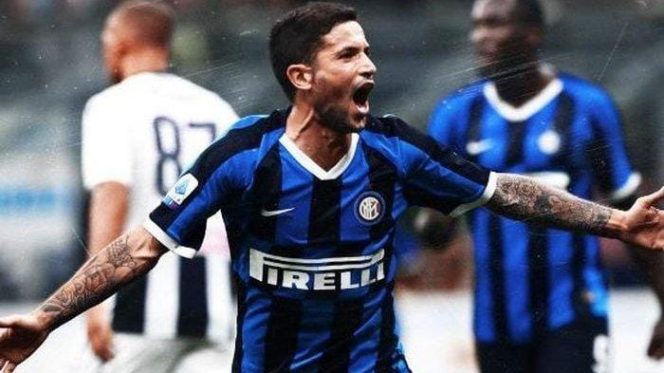 					Penyerang Inter Milan, Stefano Sensi, merayakan gol yang dicetak ke gawang Udinese dalam laga Liga Italia di Stadion Giuseppe Meazza, Sabtu (14/9/2019). (net)