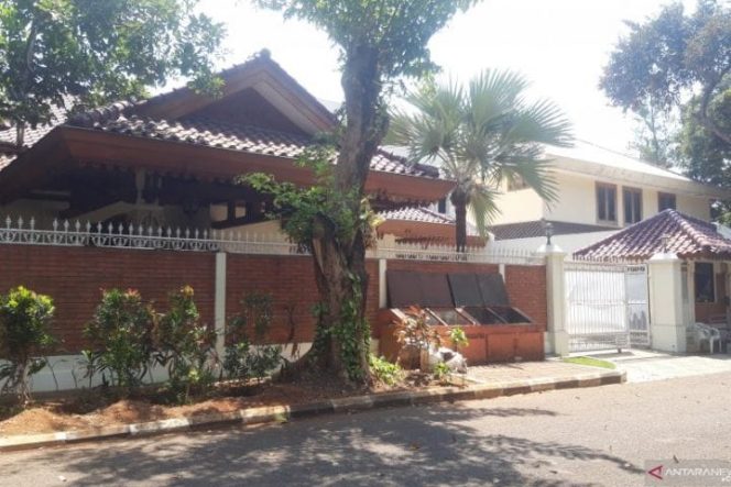 					Kediaman Presiden RI ketiga BJ Habibie di Jalan Patra Kuningan XIII nomor satu, Jakarta Selatan. (ANTARA/Muhammad Zulfikar/am)