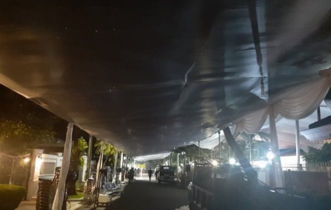 					Tenda berdiri di luar rumah almarhum Presiden Republik Indonesia ketiga Bacharuddin Jusuf Habibie di Patra Kuningan, Jakarta, Kamis (12/9/2019). (ANTARA/Michael Siahaan)