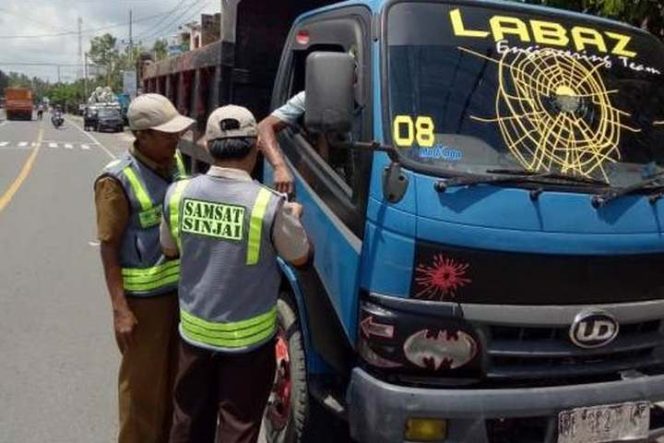 					Unit Pelaksana Teknis (UPT) Pendapatan Wilayah Sinjai menggelar razia pajak bersama Satlantas Polres Sinjai, Jasa Raharja Sinjai, dan Dinas Perhubungan Sinjai, Senin (23/9/2019) (HUMAS BAPENDA SULSEL)