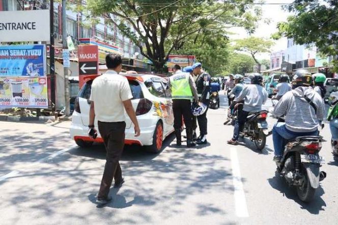 					Unit Pelaksana Teknis Pendapatan Wilayah Makassar I Selatan atau Samsat Mappanyukki menggelar razia pajak kendaraan bermotor (PKB), Senin (14/1/2019) (HUMAS BAPENDA SULSEL)