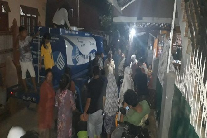 					Kedatangan satu unit mobil tangki PDAM Makassar para warga Kompleks Hartaco Permai Jalan Perintis Kemerdekaan KM 9 Kelurahan Tamalanrea Jaya, Kecamatan Tamalarea Makassar, Minggu (13/10/2019). (BERITA.NEWS)