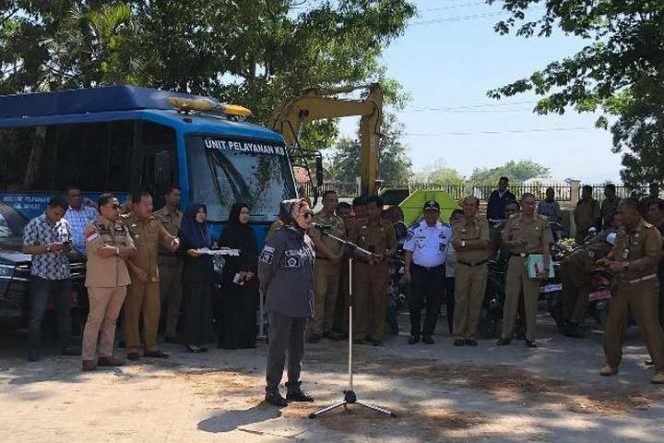 					Unit Pelaksana Teknis (UPT) Pendapatan Wilayah Takalar dan Pemkab Takalar menggelar apel kendaraan dinas Selasa (8/10/2019) di halaman Kantor Bupati Takalar (HUMAS BAPENDA SULSEL)