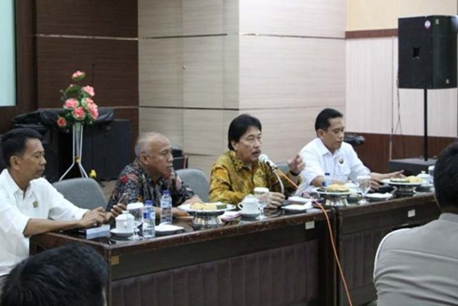 					Kepala Bapenda Sulsel, H Andi Sumardi saat membuka Rapat Koordinasi Optimalisasi Pendapatan Daerah Provinsi Sulsel di Kantor Bapenda Sulsel, Kamis (3/10/2019). Rapat itu dihadiri Koordinator Tim Korsupgah Wilayah VIII Adliansyah Nasution. (HUMAS BAPENDA SULSEL)