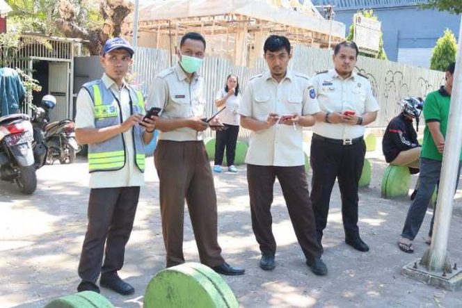 					Masyarakat  dapat membayar pajak kendaraan melalui ATM Bank Sulselbar, mobile banking Bank Sulselbar, Indomaret, dan dengan cara konvensional melalui samsat, kedai samsat, samsat drive thru, samsat lorong, dan masih banyak lagi. (HUMAS BAPENDA SULSEL)