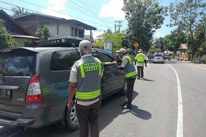 					Unit Pelaksana Teknis (UPT) Pendapatan Wilayah Sinjai menggelar razia pajak bersama Satlantas Polres Sinjai, Jasa Raharja Sinjai, dan Dinas Perhubungan Sinjai, Selasa (24/9/2019) (HUMAS BAPENDA SULSEL)