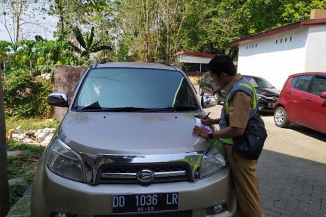 					Sejumlah lokasi perparkiran kantor Gubernur Sulsel disasar Unit Pelaksana Teknis (UPT) Pendapatan Wilayah Makassar II Utara, Senin (23/09/2019) (HUMAS BAPENDA SULSEL)