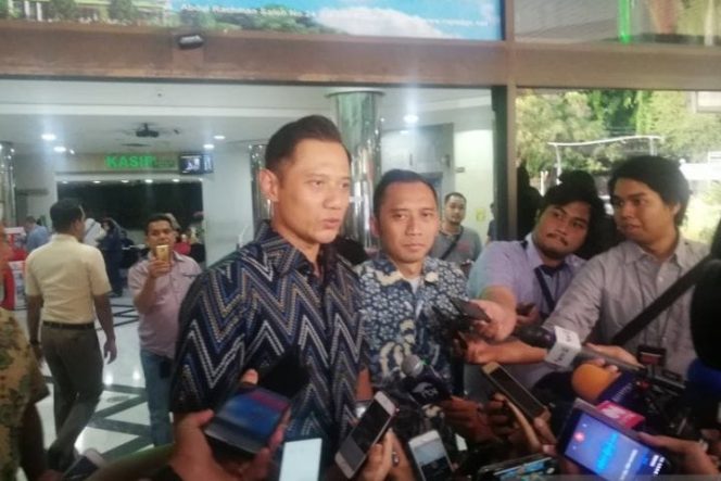 					Ketua Kogasma Partai Demokrat Agus Harimurti Yudhoyono (AHY), didampingi sang adik Edhie Baskoro menyampaikan keterangan kepada media, usai menjenguk Wiranto di RSPAD, Jakarta, Senin (14/10/2019) (Zuhdiar Laeis)