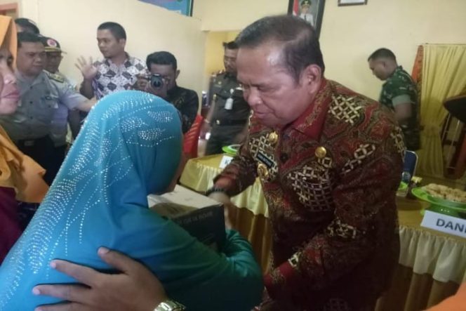 					Bupati Basmin Serahkan Bantuan Pemprov kepada 792 KK Terdampak Banjir Luwu