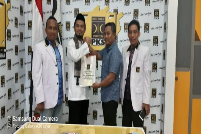 					Mantan ajudan Aburizal Bakrie yang bakal menjadi calon kandidat Walikota Makassar Andi Bashar saat mengambil formulir di Kantor DPD PKS Makassar.