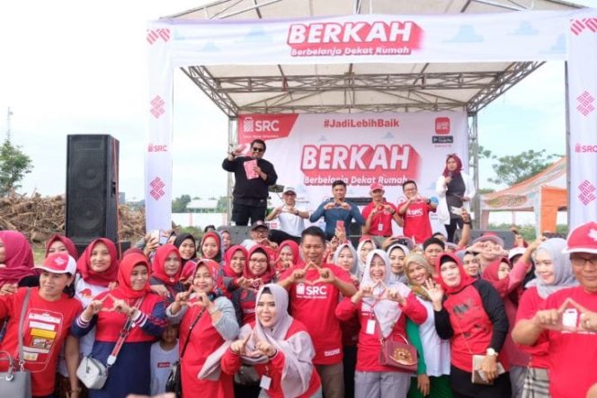 					Bupati Gowa, Adnan Purichta Ichsan, bersama Sekda Gowa, Muchlis saat menghadiri kegiatan Belanja Dekat Rumah (Berkah) yang di gelar oleh Sampoerna Retail Community (SRC). (BERITA.NEWS/Putri). 