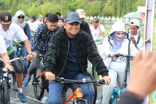 					Bupati Luwu Basmin Mattayang pada event Nasional ‘Gowes Nusantara 2019’ yang dilaksanakan di lapangan Andi Djemma, kelurahan Senga Kecamatan Belopa kabupaten Luwu, Minggu (13/10/2019).