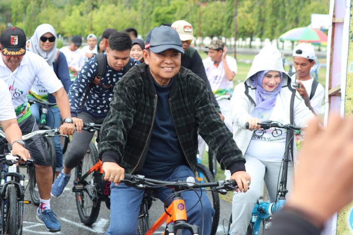 Bupati Luwu Basmin Mattayang bersepeda pada event Nasional ‘Gowes Nusantara 2019’ yang dilaksanakan di lapangan Andi Djemma, kelurahan Senga Kecamatan Belopa kabupaten Luwu, Minggu (13/10/2019).