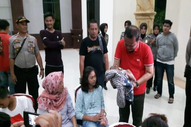 					Bupati Luwu, H Basmin Mattayang menyambut kedatangan 38 orang warga Luwu Raya asal Wamena, Papua yang mengungsi akibat kerusuhan di rumah jabatan Bupati Luwu, Kelurahan Pammanu Kecamatan Belopa Utara Kabupaten Luwu, Minggu malam (13/10/2019).
