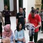 Bupati Luwu, H Basmin Mattayang menyambut kedatangan 38 orang warga Luwu Raya asal Wamena, Papua yang mengungsi akibat kerusuhan di rumah jabatan Bupati Luwu, Kelurahan Pammanu Kecamatan Belopa Utara Kabupaten Luwu, Minggu malam (13/10/2019).