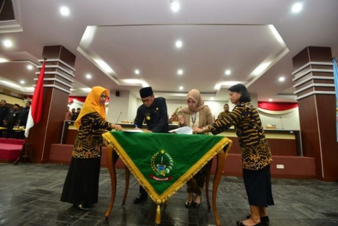 					Gubernur Sulsel Nurdin Abdullah dan Ketua DPRD Andi Ina Kartika Teken Dua Ranperda. (BERITA.NEWS/Andi Khaerul). 