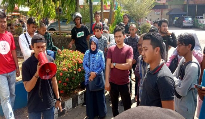 					Sejumlah mahasiswa lakukan demonstrasi di depan Kantor PN Sungguminasa saat sidang Pembunuhan Dosen UNM, Wahyu Jayadi. (BERITA.NEWS/ACP). 