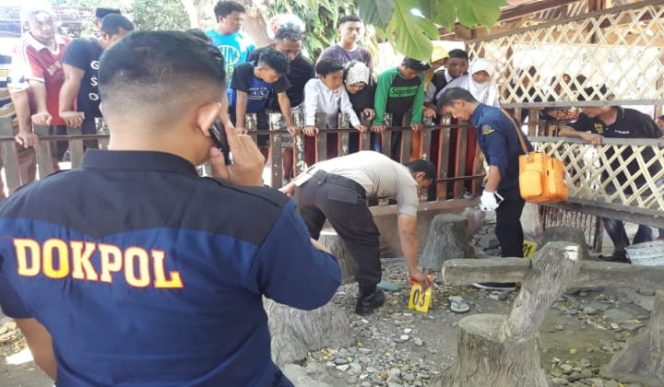 					Petugas saat mengidentifikasi penemuan mayat. (BERITA.NEWS/Saharuddin). 