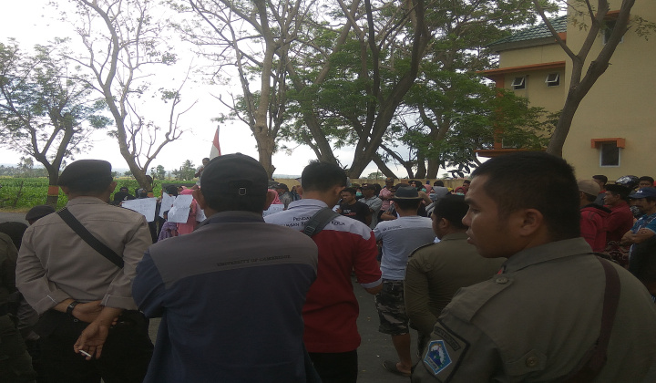Warga desa Borong Loe saat menggelar aksi di depan Kantor PMD. (BERITA.NEWS/Saharuddin).