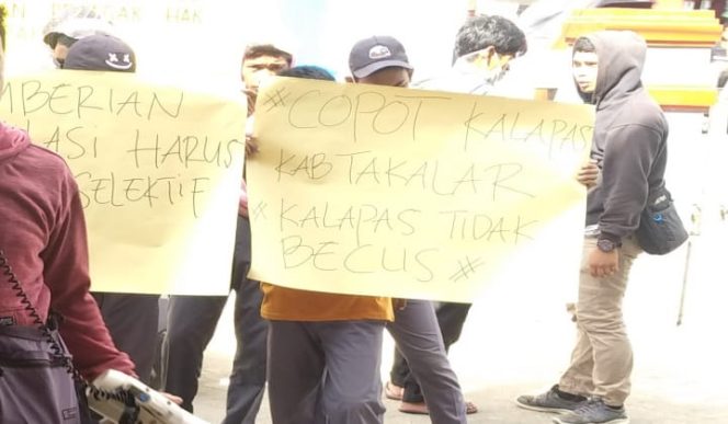 					Aksi demontrasi oleh Aliansi Mahasiswa dan Pemuda Anti Korupsi Peduli Keadilan didepan Lapas Kelas II B Kabupaten Takalar. (BERITA.NEWS/Abdul Kadir). 