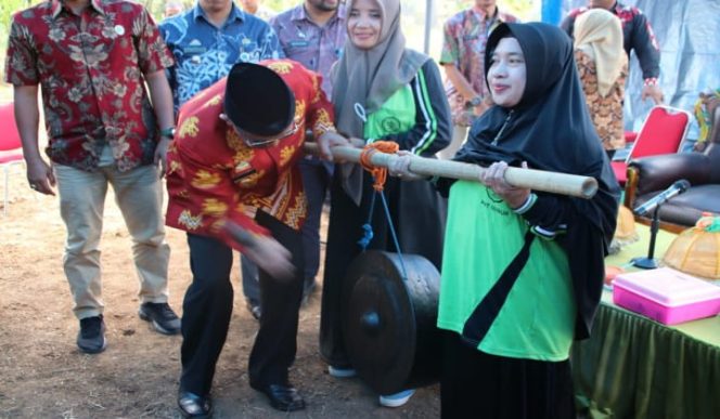 					Pemukulan gong oleh Bupati Bulukumba AM Sukri Sappewali. (BERITA.NEWS/IL). 