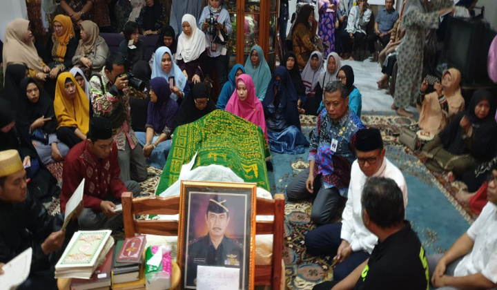 Gubernur Sulsel Nurdin Abdullah(Baju Putih) saat melayat kerumah duka. (BERITA.NEWS/Andi Khaerul).