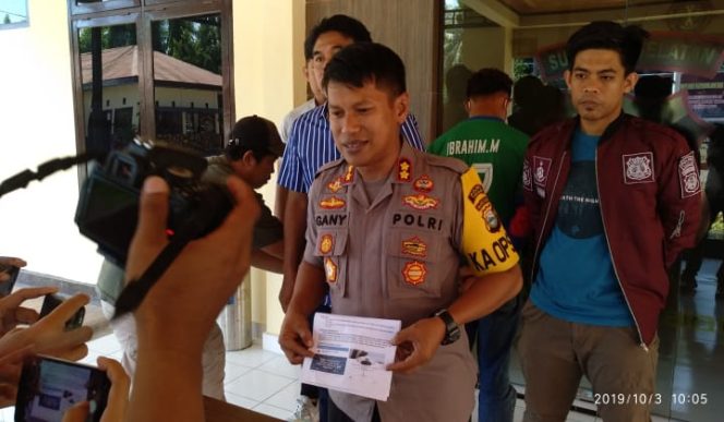 					Kapolres Takalar AKBP Gany Alamsyah Hatta saat gelar Press Conference di halaman Mapolres. (BERITA.NEWS/Abdul Kadir). 