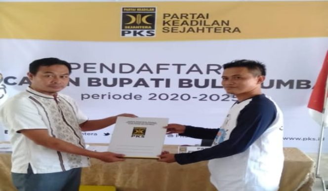 					Pemuda Herlang mewakili Syamsuddin Alimsyah  Daftarkan di kantor PKS. (BERITA.NEWS/IL). 