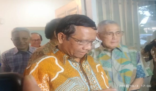 					Mahfud MD saat berkunjung ke kediaman mantan Wakil presiden Triu Sutrisno. (BERITA.NEWS/JUN). 