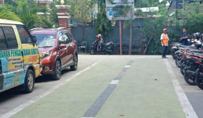 					Parkiran di Disdukcapil berbayar. (BERITA.NEWS/H Aru). 