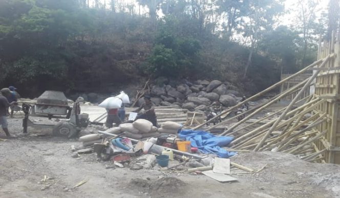 					Proses pengerjaan jembatan di kampung Batu Ti'roa, Dusun Batu Langgaiya, Desa Bonto Bulaeng, kecamatan Sinoa, kabupaten Bantaeng. (BERITA.NEWS/Saharuddin) 